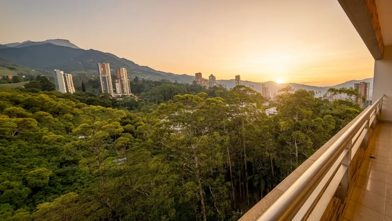 Terraza de un apartamento con vista al valle de Medellín