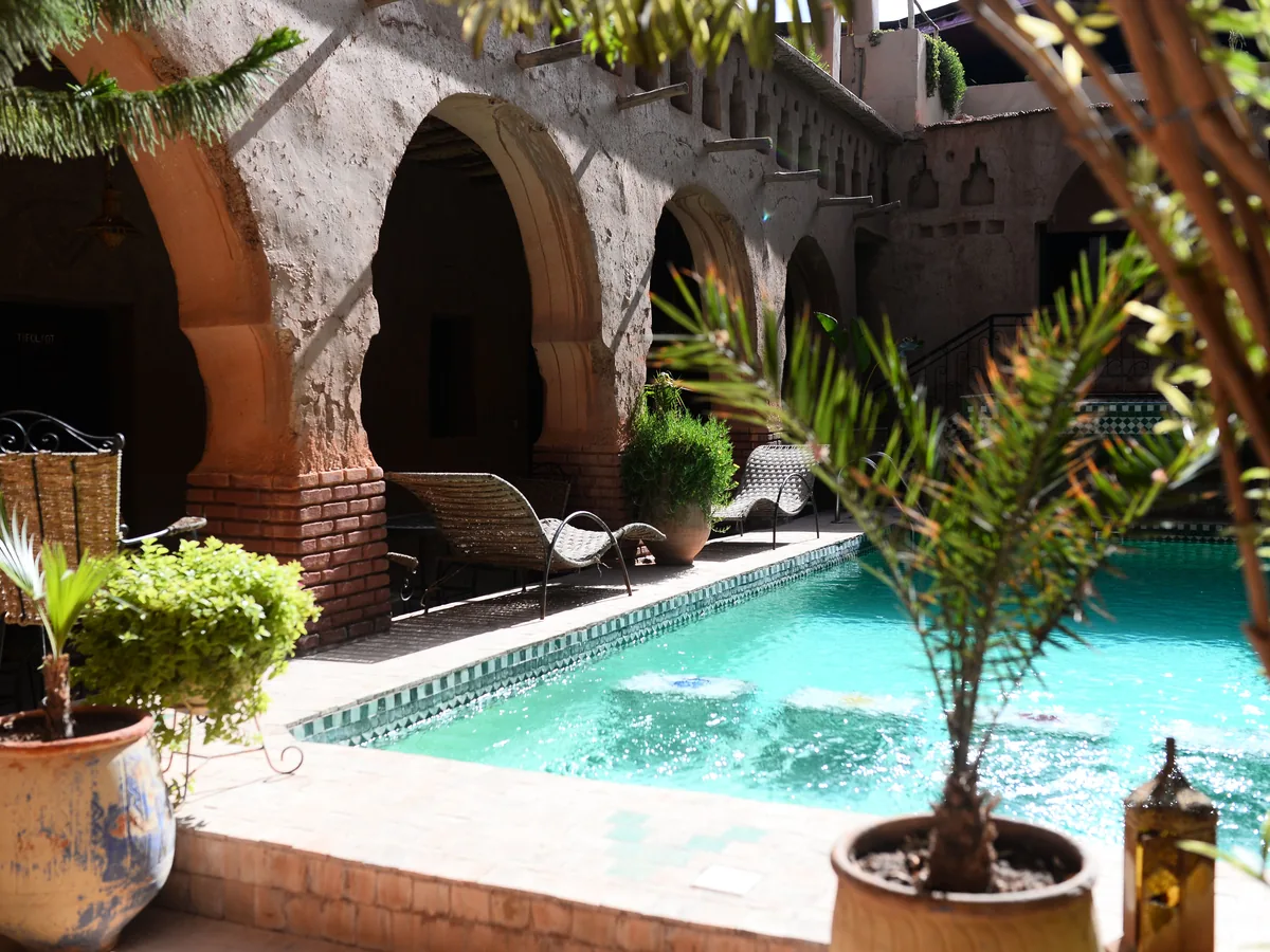 El patio y la alberca en Hotel Casa Lunaria.