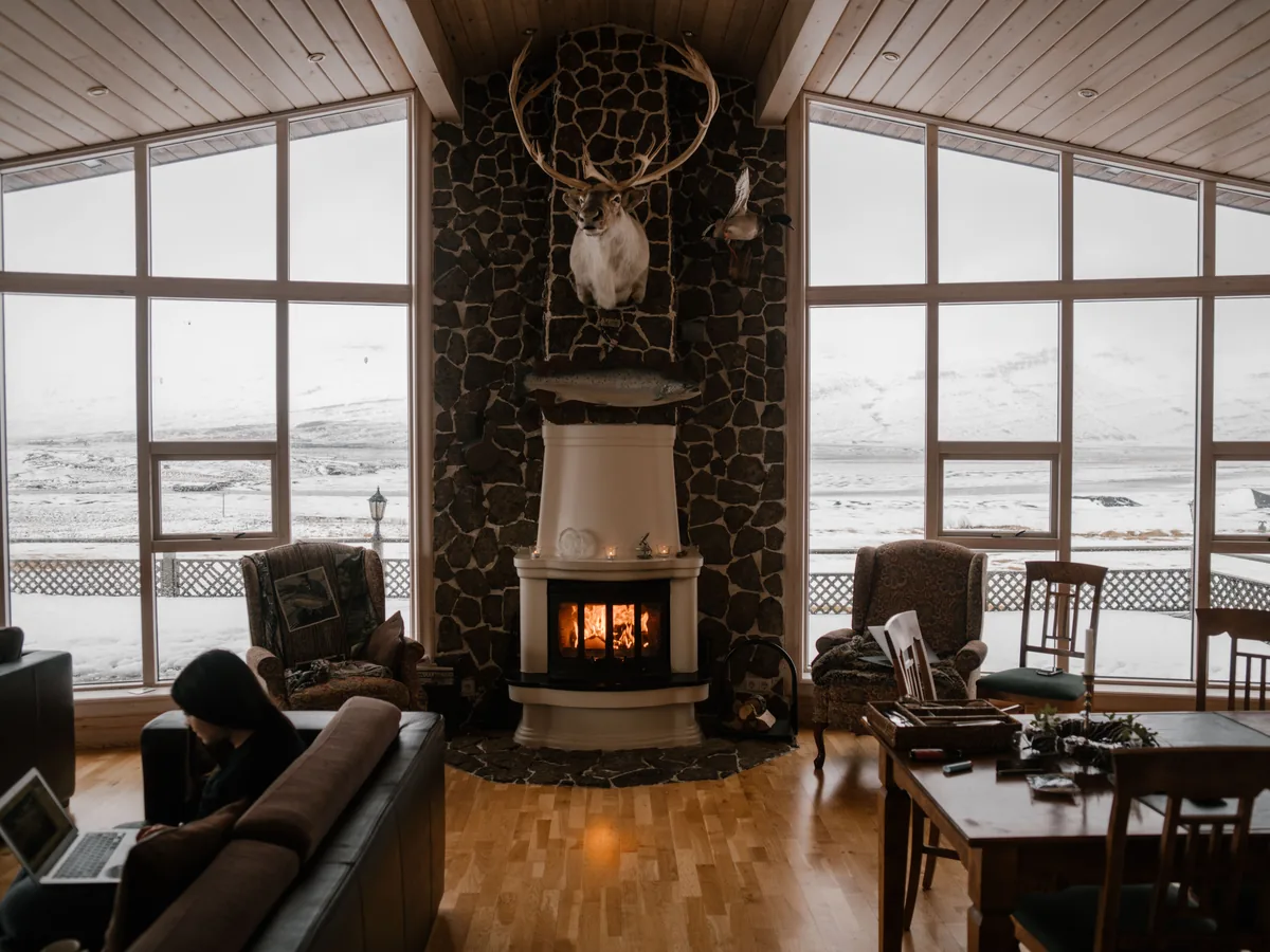 La sala de la chimenea en Posada Antawara.