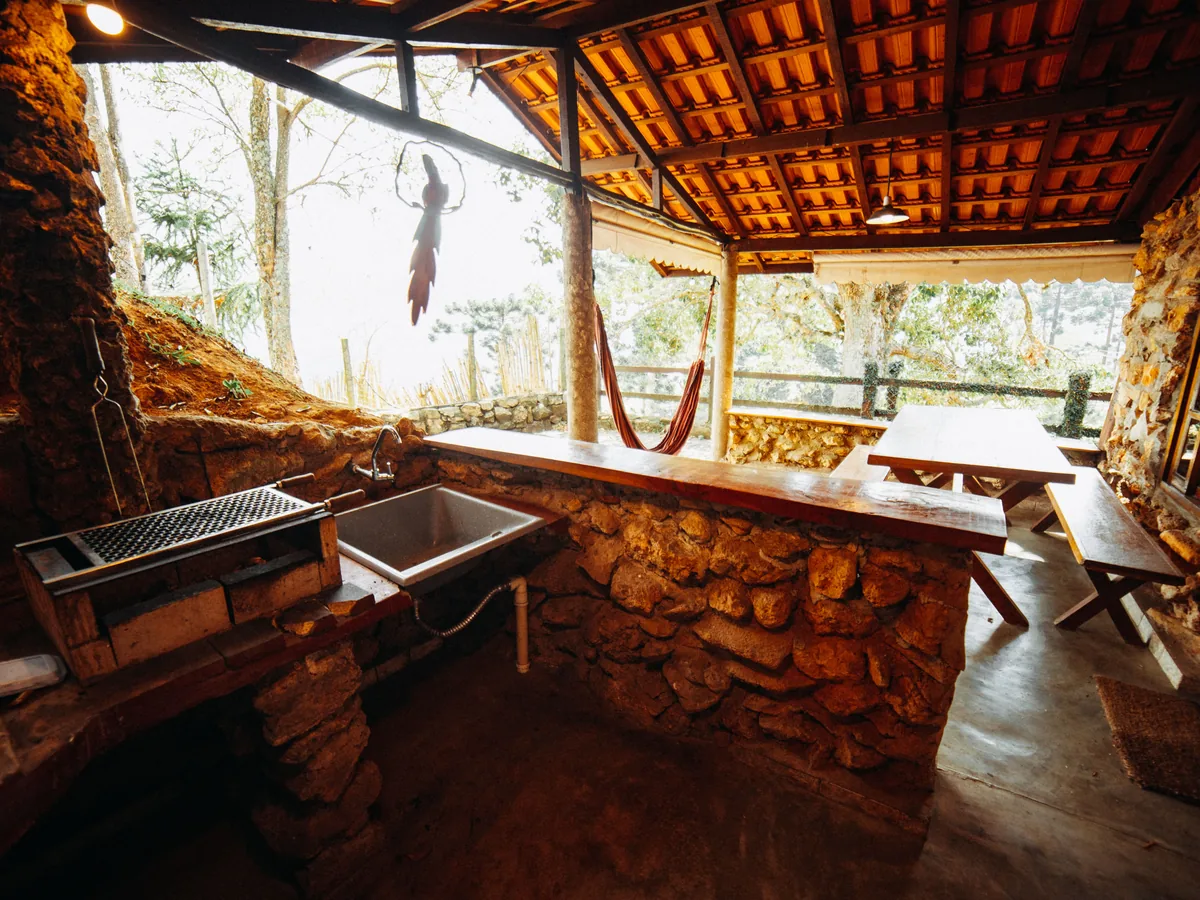 La cocina abierta en Hostal Marejada.